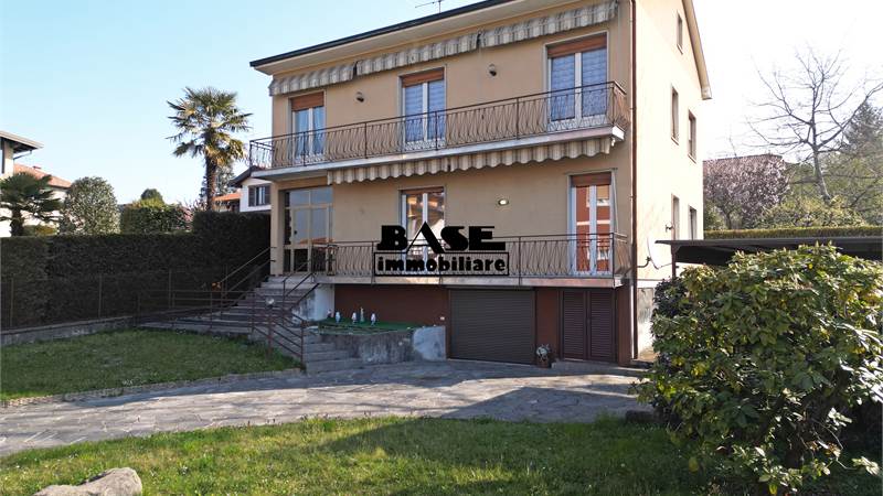VILLA BIFAMILIARE CON GIARDINO 