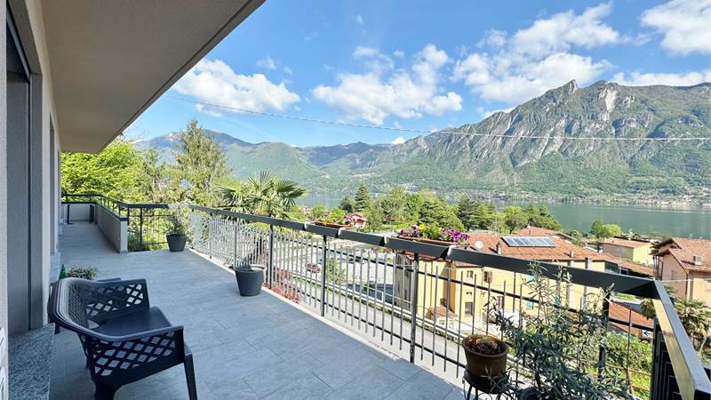VILLA RISTRUTTURATA CON STUPENDA VISTA LAGO