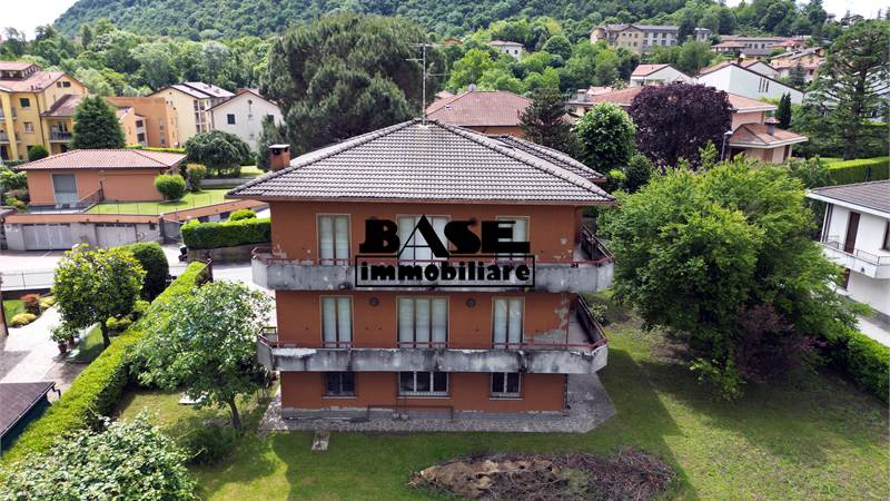 VILLA BIFAMILIARE CON GIARDINO PRIVATO E BOX AUTO