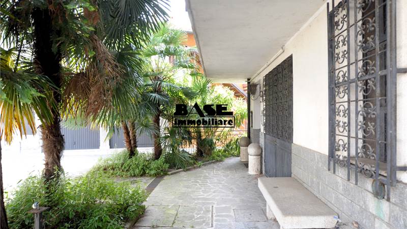 AMPIA PORZIONE DI CASA CON DUE APPARTAMENTI E GIARDINO E TERRAZZO
