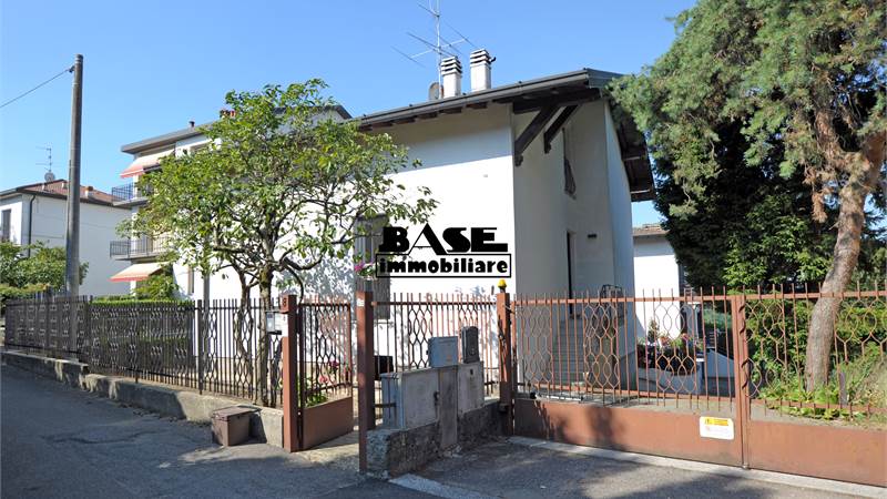 VILLA RISTRUTTURATA CON GIARDINO E BOX AUTO