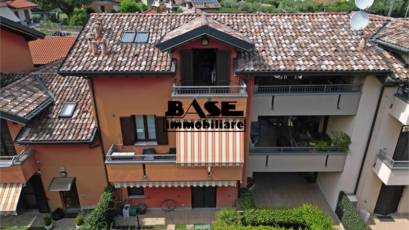 BILOCALE MANSARDATO CON BALCONI E POSTI AUTO 
