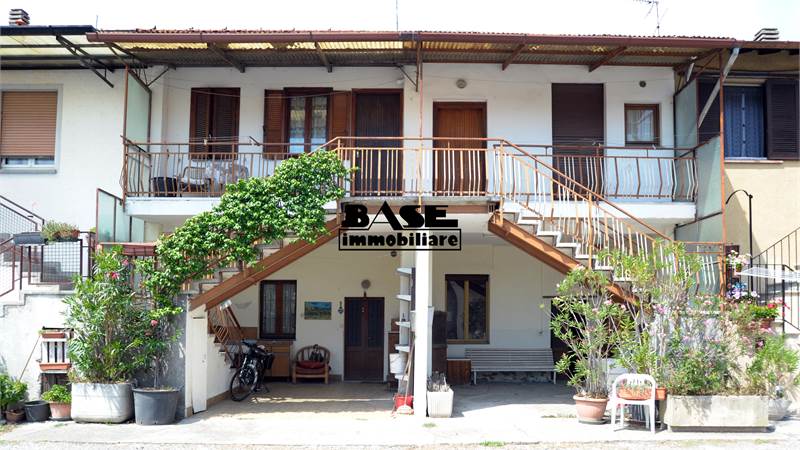 PORZIONE DI CASA IN CONTESTO DI CORTE CON BOX E GIARDINO