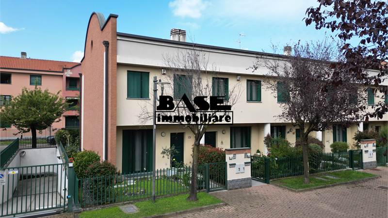 VILLETTA A SCHIERA CON GIARDINO E BOX AUTO