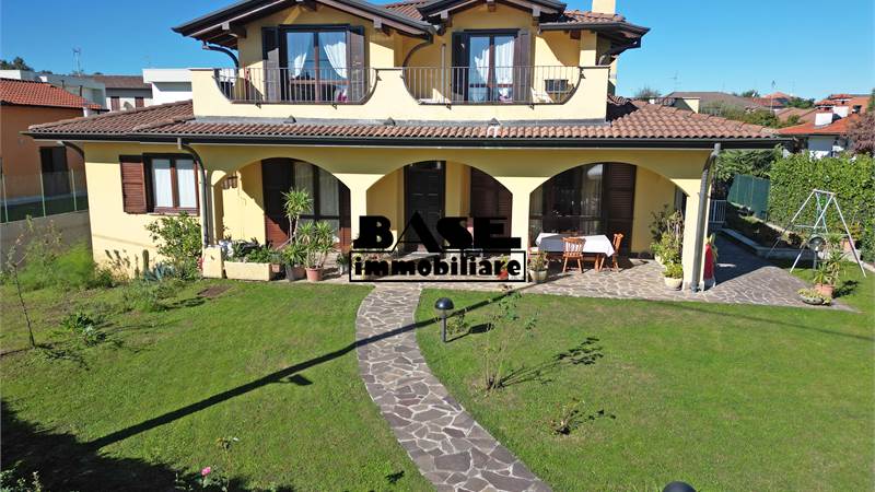 VILLA BIFAMILIARE CON GIARDINO E BOX AUTO