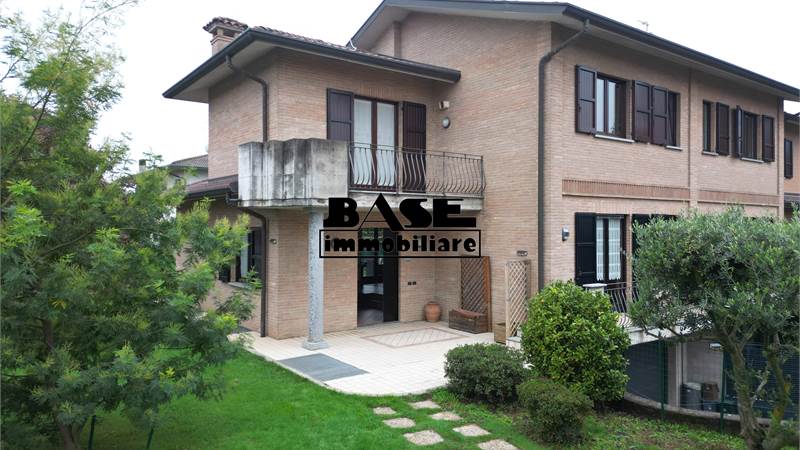 PORZIONE DI VILLA BIFAMILIARE CON GIARDINO PRIVATO E BOX DOPPIO