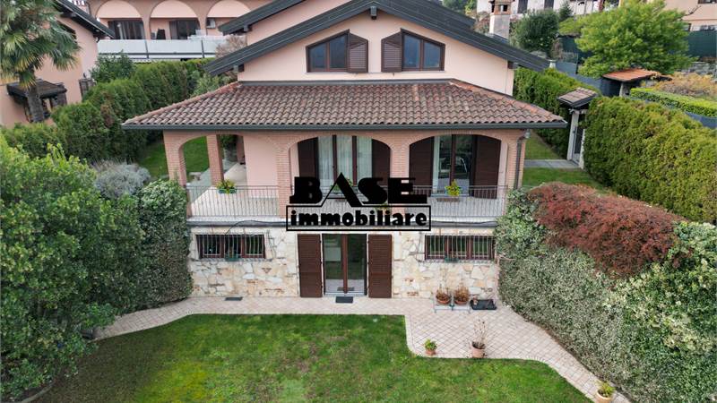 VILLA MODERNA CON GIARDINO 