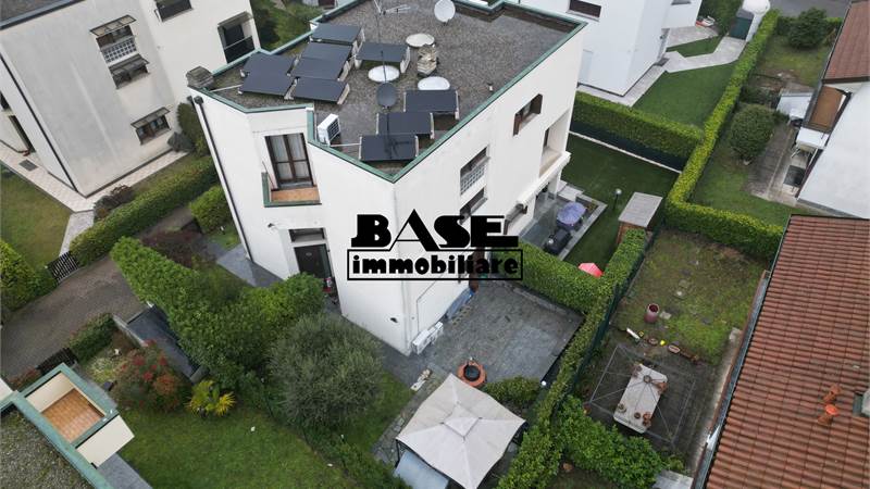 VILLINO SEMI-INDIPENDENTE CON GIARDINO E BOX DOPPIO