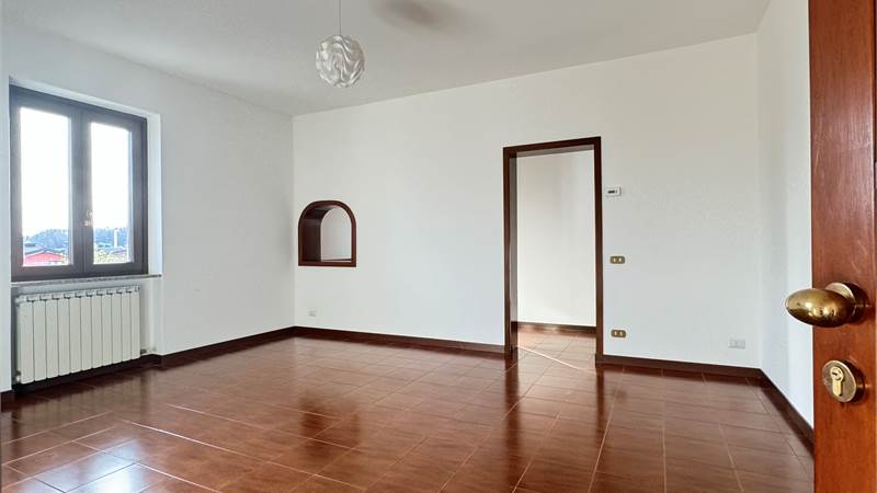 TRILOCALE IN LOCAZIONE CON POSTO AUTO ESTERNO