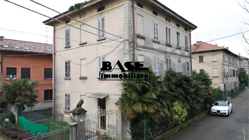 VILLA SINGOLA DA RISTRUTTURARE CON GIARDINO