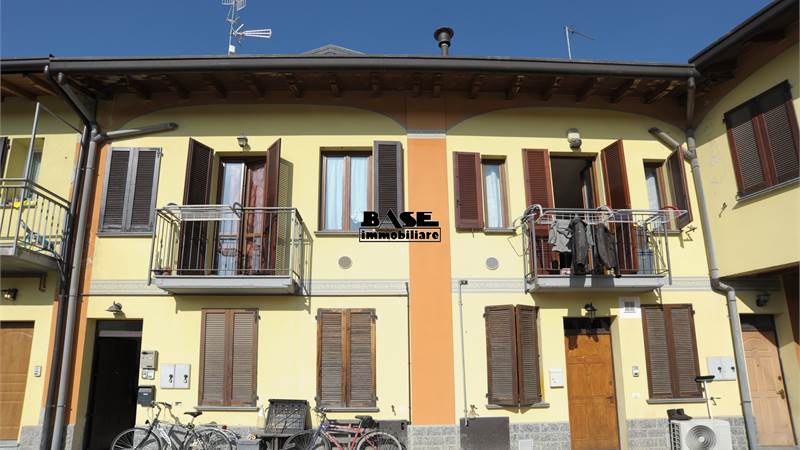 APPARTAMENTO SU DUE LIVELLI IN CONTESTO DI CORTE