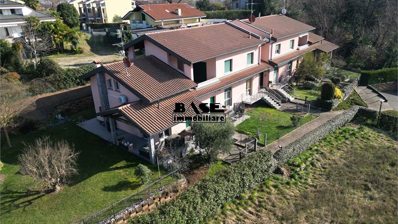 VILLETTA A SCHIERA DI TESTA CON GIARDINO E BOX AUTO