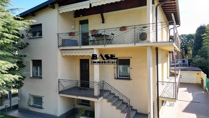 VILLA BIFAMILIARE CON GIARDINO E BOX DOPPIO 