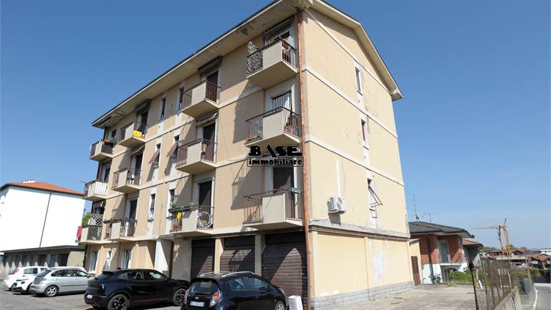 TRILOCALE DA AMMODERNARE CON BOX E CANTINA