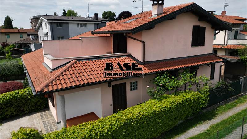 PORZIONE DI BIFAMILIARE CON GIARDINO