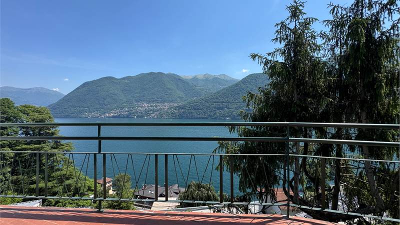 CASA SINGOLA CON VISTA LAGO, GIARDINO PRIVATO E BOX