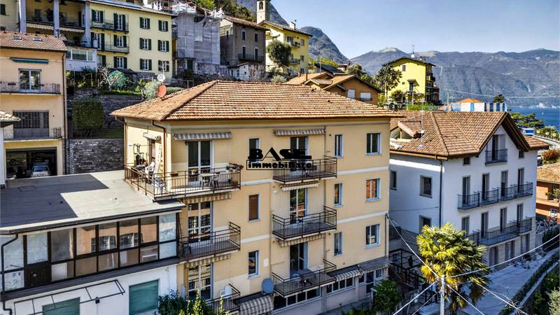 INTERO STABILE CON UNITA' ABITATIVE E COMMERCIALI