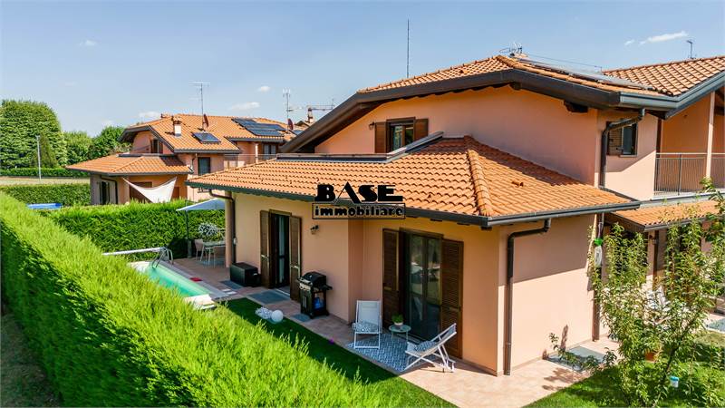 PORZIONE DI BIFAMILIARE SU TRE LIVELLI CON PISCINA